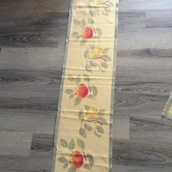 VINTAGE Circa: 1980's; Set of 4 napkins, placemats, 1 runner. Made in Italy - Picture 2 of 9